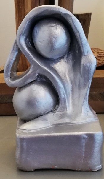 Sculpture titled "APPUYEE SUR LE MONDE" by Patricia Mollard Silvestre, Original Artwork, Clay