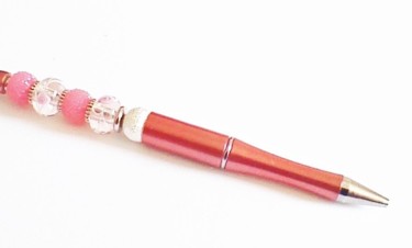 Stylo bille rechargeable, de couleur vieux rose, Design intitulée "Stylo bille recharg…" par Patricia Vigeoz, Œuvre d'art originale, Papeterie et accessoires de fête