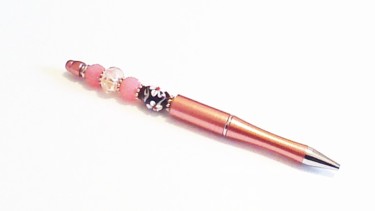 Stylo bille rechargeable, de couleur vieux rose et Design intitulée "Stylo bille recharg…" par Patricia Vigeoz, Œuvre d'art originale, Papeterie et accessoires de fête