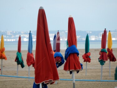 Photographie intitulée "Photo des parasols…" par Patrick Jourdain, Œuvre d'art originale