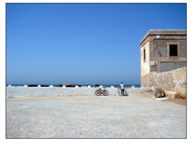 Photographie intitulée "Essaouira à vélo" par Patrick Tubaro, Œuvre d'art originale, Photographie numérique