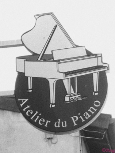 Photographie intitulée "L'atelier du piano" par Paug, Œuvre d'art originale