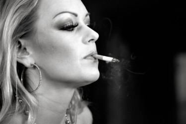Photographie intitulée "Bella Smoking" par Paul Alba, Œuvre d'art originale, Photographie numérique