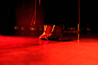 Fotografia intitulada "Ines' Feet in Red L…" por Paul Alba, Obras de arte originais, Fotografia digital