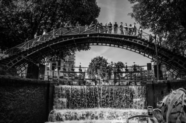 Photographie intitulée "Passerelle du canal" par Paul Benichou, Œuvre d'art originale, Photographie numérique