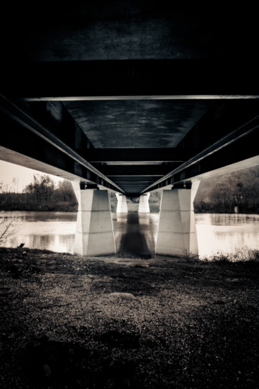 Photographie intitulée "Sous le pont" par Paul Benichou, Œuvre d'art originale, Photographie numérique
