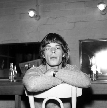 Fotografía titulada "Mick Jagger & Chair" por Paul Berriff, Obra de arte original, Fotografía analógica