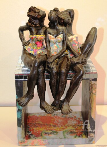 Sculpture intitulée "LES MODEUSES A LA P…" par Paule-Andree Maraval, Œuvre d'art originale, Céramique