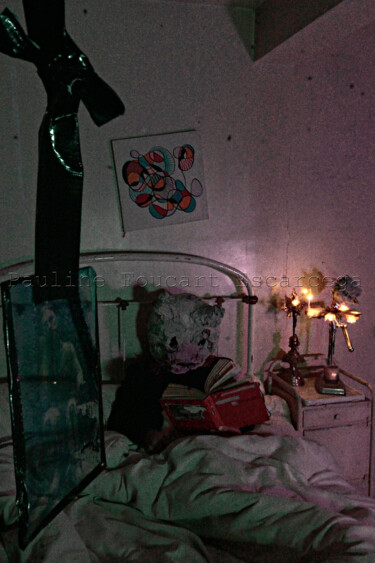 Photography titled "Petit ours relit sa…" by Pauline Foucart Escarcega, Original Artwork, Non Manipulated Photography