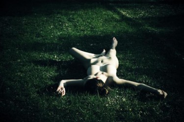 Photographie intitulée "Nude prayer" par Pauline Greefhorst, Œuvre d'art originale