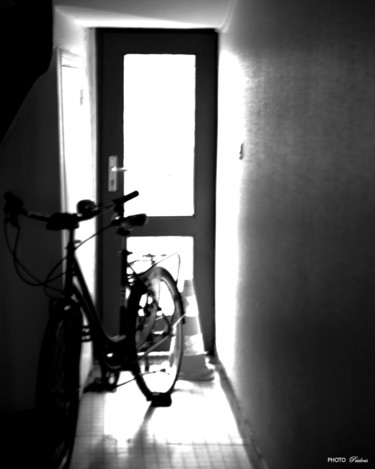 Photographie intitulée "Vélo seul" par Paulous, Œuvre d'art originale, Photographie numérique Monté sur Aluminium