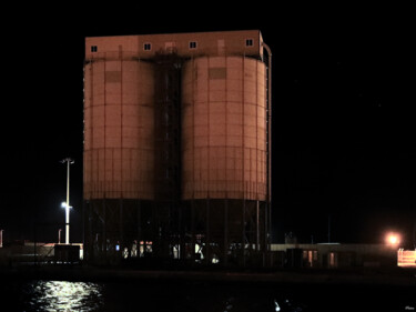 Photographie intitulée "Silos monstrueux" par Paulous, Œuvre d'art originale, Photographie numérique