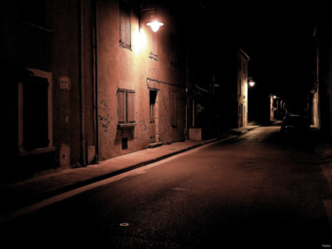 Photography titled "La rue dans la nuit" by Paulous, Original Artwork, Digital Photography Mounted on Other rigid panel