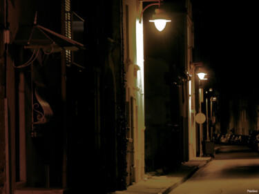 Photographie intitulée "La rue silencieuse" par Paulous, Œuvre d'art originale, Photographie numérique Monté sur Autre panne…