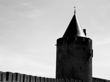 Photographie intitulée "La tour ronde" par Paulous, Œuvre d'art originale, Photographie numérique Monté sur Autre panneau ri…