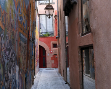 Photography titled "La ruelle en couleu…" by Paulous, Original Artwork, Digital Photography Mounted on Other rigid panel