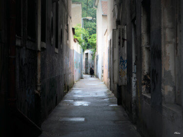 Photographie intitulée "Seuls dans la rue" par Paulous, Œuvre d'art originale, Photographie numérique Monté sur Autre pannea…