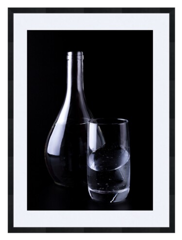 Bottle of water Photographie intitulée "Bottle of water" par Pavel Bredikhin, Œuvre d'art originale, Photographie numérique Monté sur Châssis