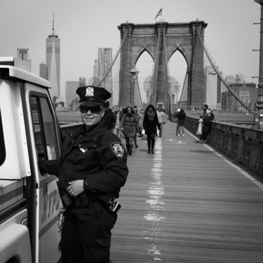 Photographie intitulée "brooklyn-bridge-cop…" par François Peltzer, Œuvre d'art originale
