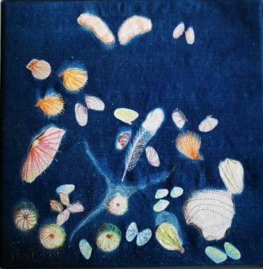 Sztuka tkaniny zatytułowany „Trouvailles sur pla…” autorstwa Penny G Peckmann, Oryginalna praca, Haft Zamontowany na Drewnia…