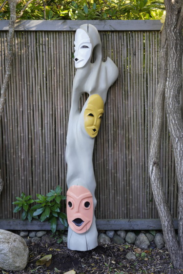 Скульптура под названием "Faces from My Mind" - Peter Lattey, Подлинное произведение искусства, Дерево