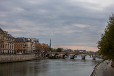 Фотография под названием "Paris sous un ciel…" - Nao Fujiwara, Подлинное произведение искусства, Не манипулируемая фотография