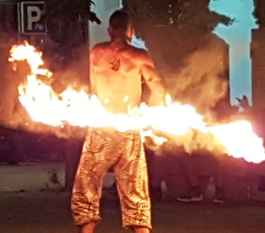 Fotografia intitolato "Mann im Feuerkreis" da Petra Hüther, Opera d'arte originale