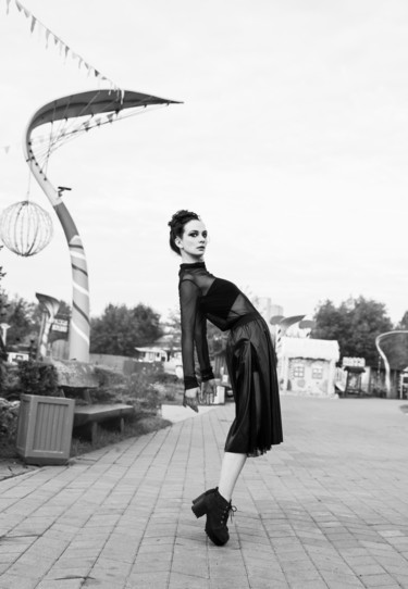 Photographie intitulée "girl in black" par Evgeniia Petrova, Œuvre d'art originale, Photographie numérique