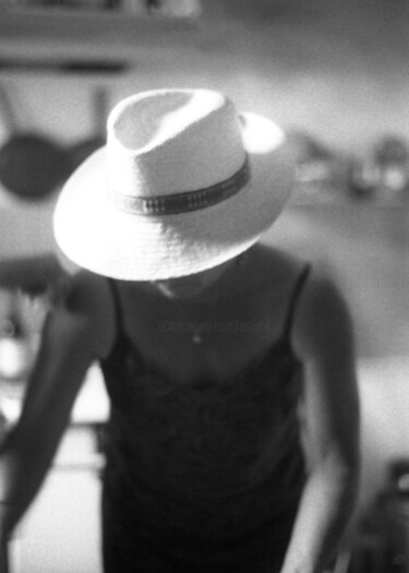 Photographie intitulée "La Femme au Chapeau…" par Philippe Berthier, Œuvre d'art originale, Photographie numérique