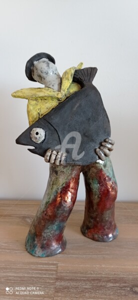 Sculpture intitulée "Pêcheur et gros poi…" par Philippe Coeurdevey, Œuvre d'art originale, Argile