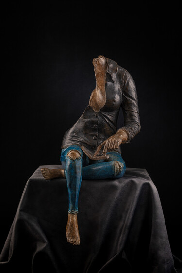 Sculpture titled "LA LISEUSE" by Philippe Crivelli, Original Artwork, Bronze