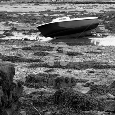 Fotografie getiteld "The beached boat" door Alain Romeas (PhotoAR), Origineel Kunstwerk, Digitale fotografie