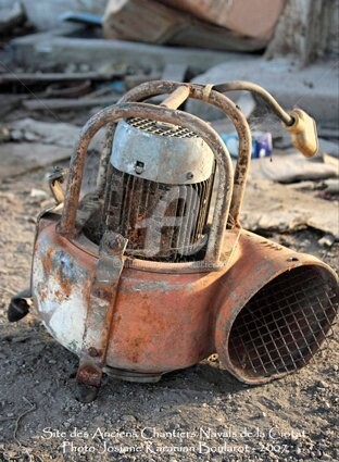 Photographie intitulée "matériel abandonné" par Josiane Karanian Boularot, Œuvre d'art originale