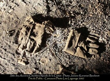 Photographie intitulée "Les gants oubliés" par Josiane Karanian Boularot, Œuvre d'art originale