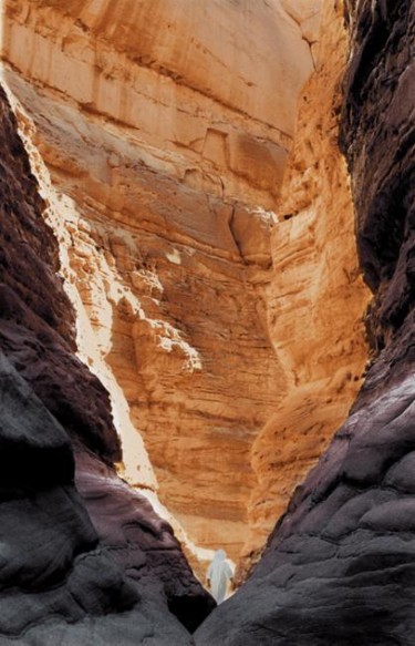 Fotografie getiteld "Canyon coloré Egypte" door Michel Hervo, Origineel Kunstwerk