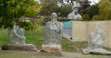 Скульптура под названием "Threesome in foregr…" - Kevin C Lee, Подлинное произведение искусства, Металлы