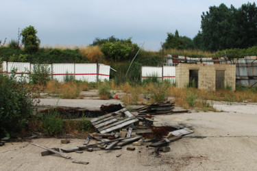 Fotografia intitolato "White fence, red li…" da Kevin C Lee, Opera d'arte originale