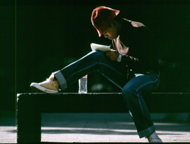 Photographie intitulée "Young man reading" par Kevin C Lee, Œuvre d'art originale