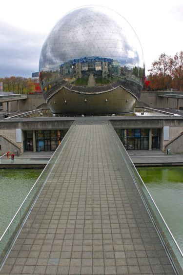 Fotografie mit dem Titel "The Geode walkway" von Kevin C Lee, Original-Kunstwerk