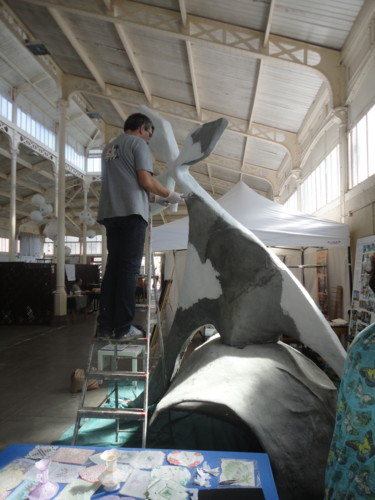 Préparation de la peinture dans les halles de Dol de Bretagne Sculpture intitulée "Préparation de la p…" par Philippe Sidot Et Charlotte Carsin, Œuvre d'art originale