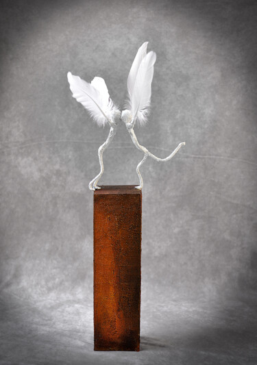 Sculpture titled ""Couple d'Anges Heu…" by Picrate, Original Artwork, Metals