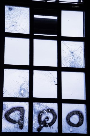 Photographie intitulée "Through the window,…" par Silas, Œuvre d'art originale