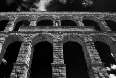 Fotografie mit dem Titel "Segovia Acqueduct" von Pier Maulini, Original-Kunstwerk, Analog Fotografie