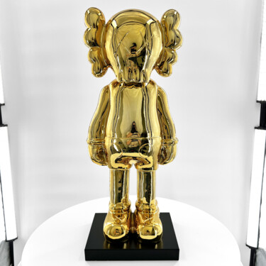 Скульптура под названием "Kaws Gold Edition b…" - Pieri Gallery (Pieri), Подлинное произведение искусства, Смола