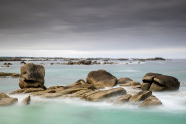 Photographie intitulée "Mer et rochers à Ke…" par Pierre Leccia, Œuvre d'art originale, Photographie numérique