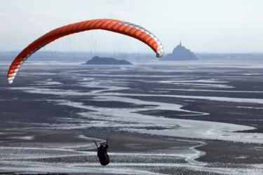 Mont-saint-Michel, parapente Photographie intitulée "Mont-saint-Michel,…" par Pierre-Yves Rospabé, Œuvre d'art originale, Photographie numérique