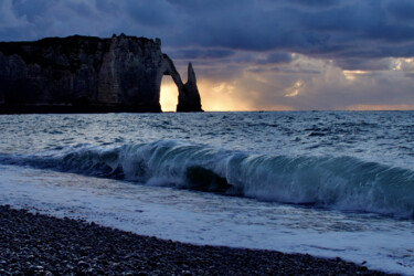 Photographie intitulée "Etretat, au couchant" par Pierre-Yves Rospabé, Œuvre d'art originale, Photographie numérique