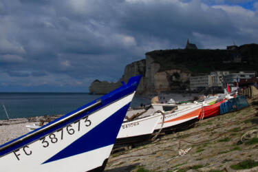 Fotografie getiteld "Barques, plage d'Et…" door Pierre-Yves Rospabé, Origineel Kunstwerk, Digitale fotografie