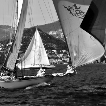 Photographie intitulée "Yacht dans le cadre" par Pierre-Yves Rospabé, Œuvre d'art originale, Photographie numérique