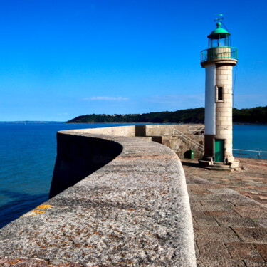 Photographie intitulée "Phare de Binic" par Pierre-Yves Rospabé, Œuvre d'art originale, Photographie numérique